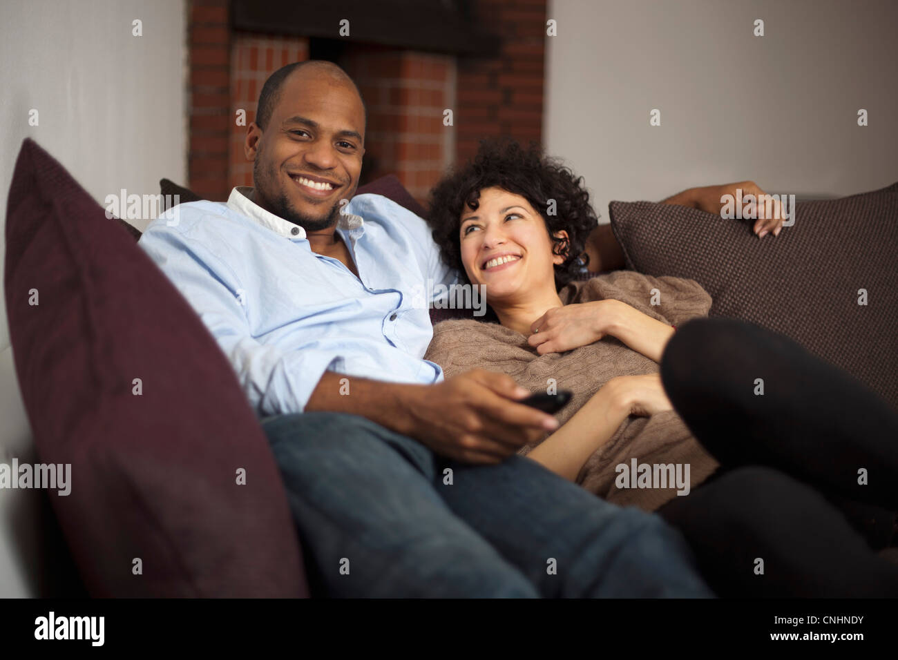 Un felice ridere giovane relax su un divano insieme Foto Stock
