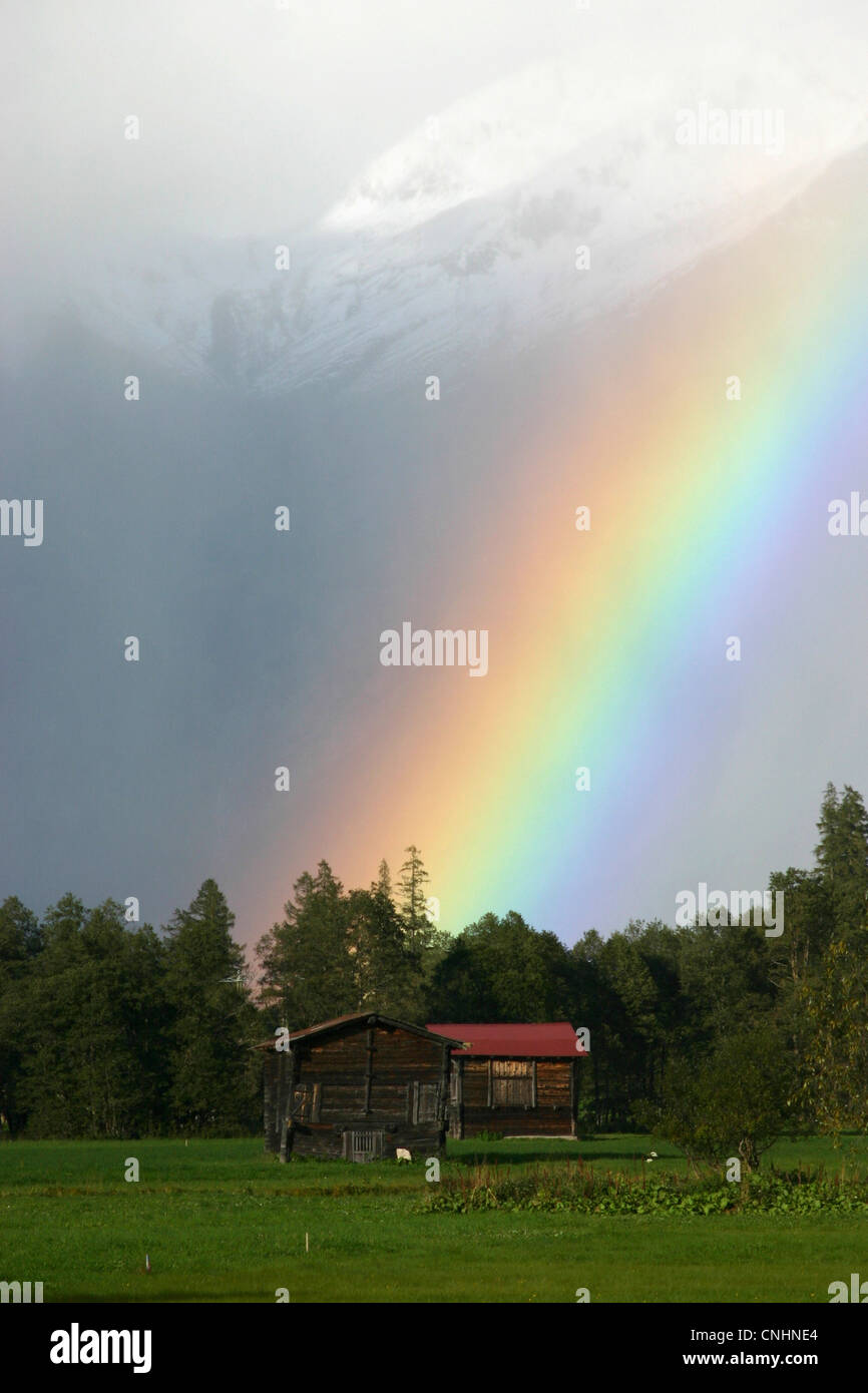 Una baita di montagna e rainbow, ghiacciaio del Rodano, il Cantone del Vallese, Svizzera Foto Stock