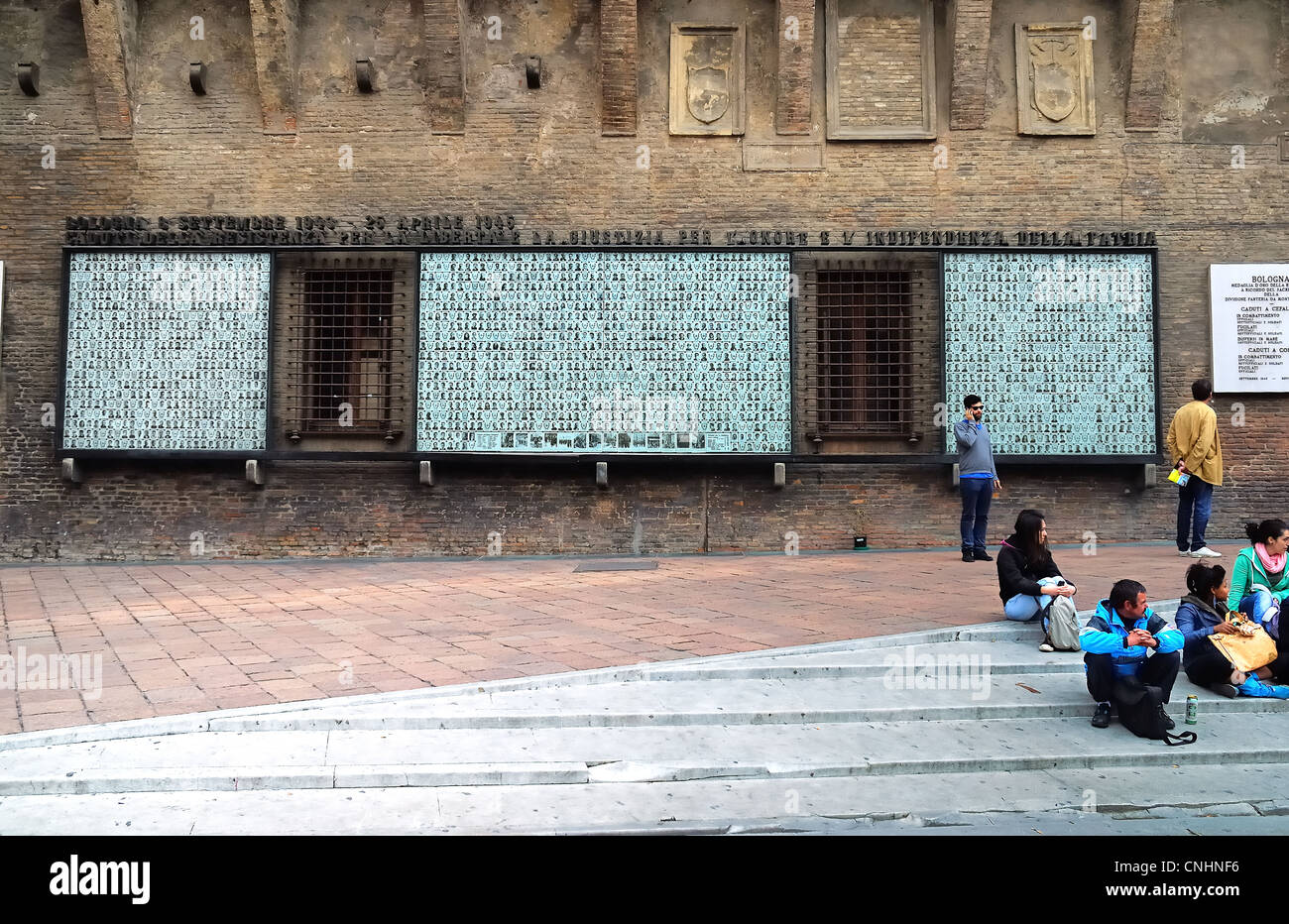 Piazza Maggiore di Bologna, Italia : il Palazzo del Comune, monumento ai martiri della resistenza al fascismo nazista. Foto Stock