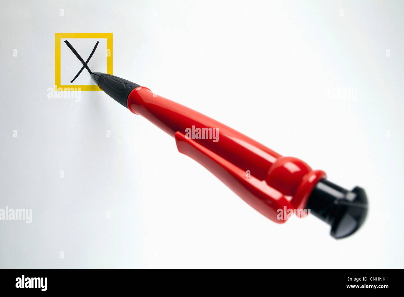Marcatura della penna con una X in una casella di controllo Foto Stock