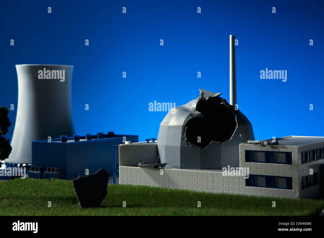 Un modello costruito in scala di un'esplosione in un impianto nucleare Foto Stock