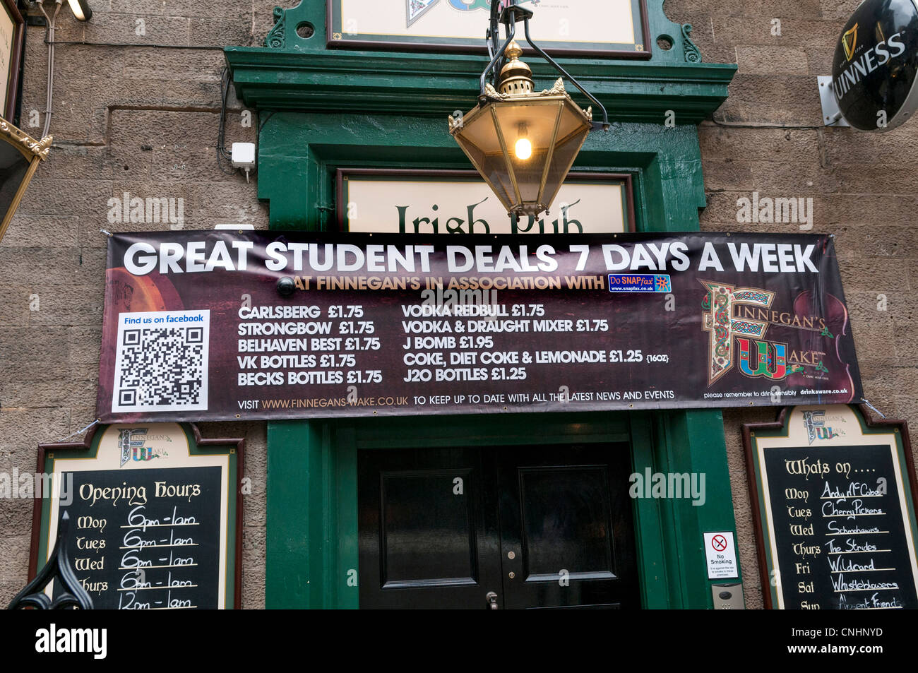 Striscione che mostra il taglio dei prezzi / bevande economici prezzi sconto per studenti al di fuori di un pub di Edimburgo, Scozia Foto Stock