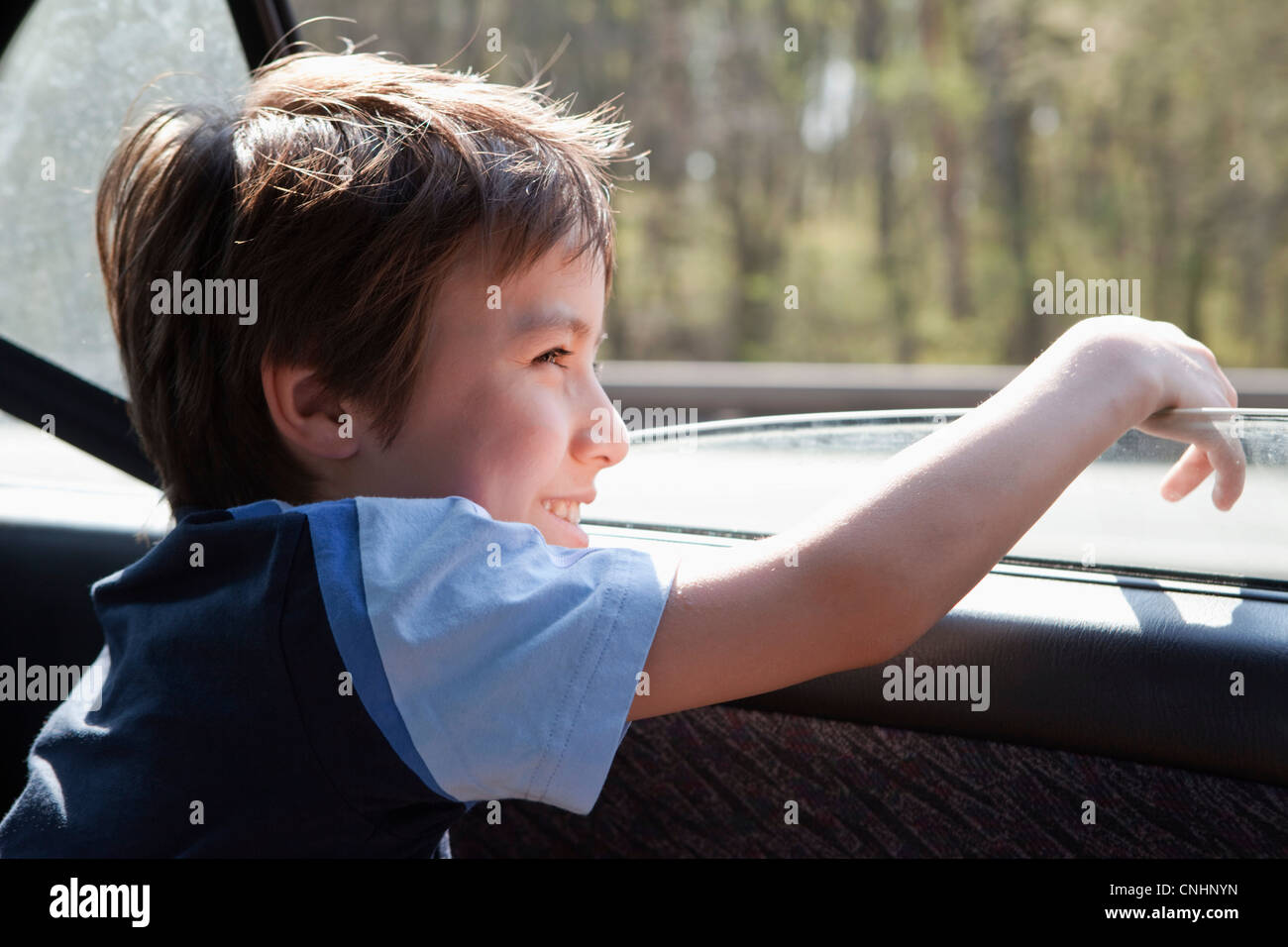 Un bambino che guarda fuori la finestra auto Foto Stock