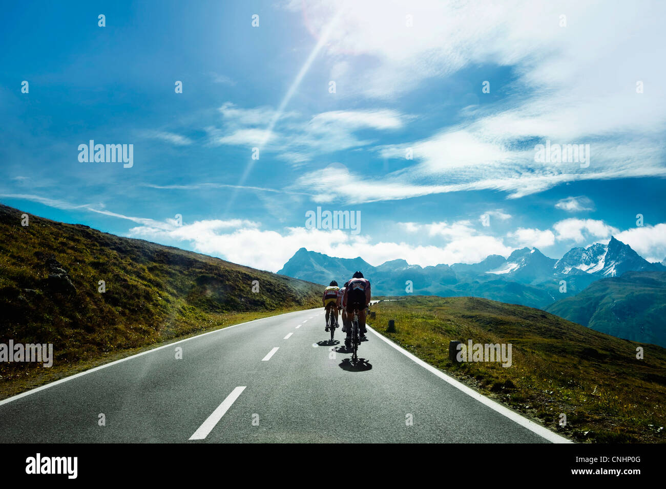 I ciclisti su una strada di montagna, Tirolo, Austria Foto Stock