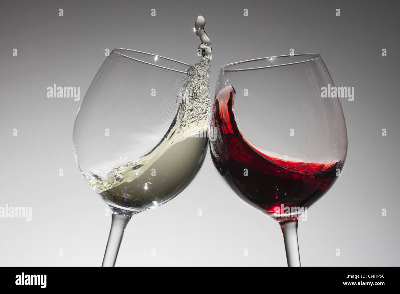 La tostatura con bicchieri di acqua e vino rosso Foto Stock