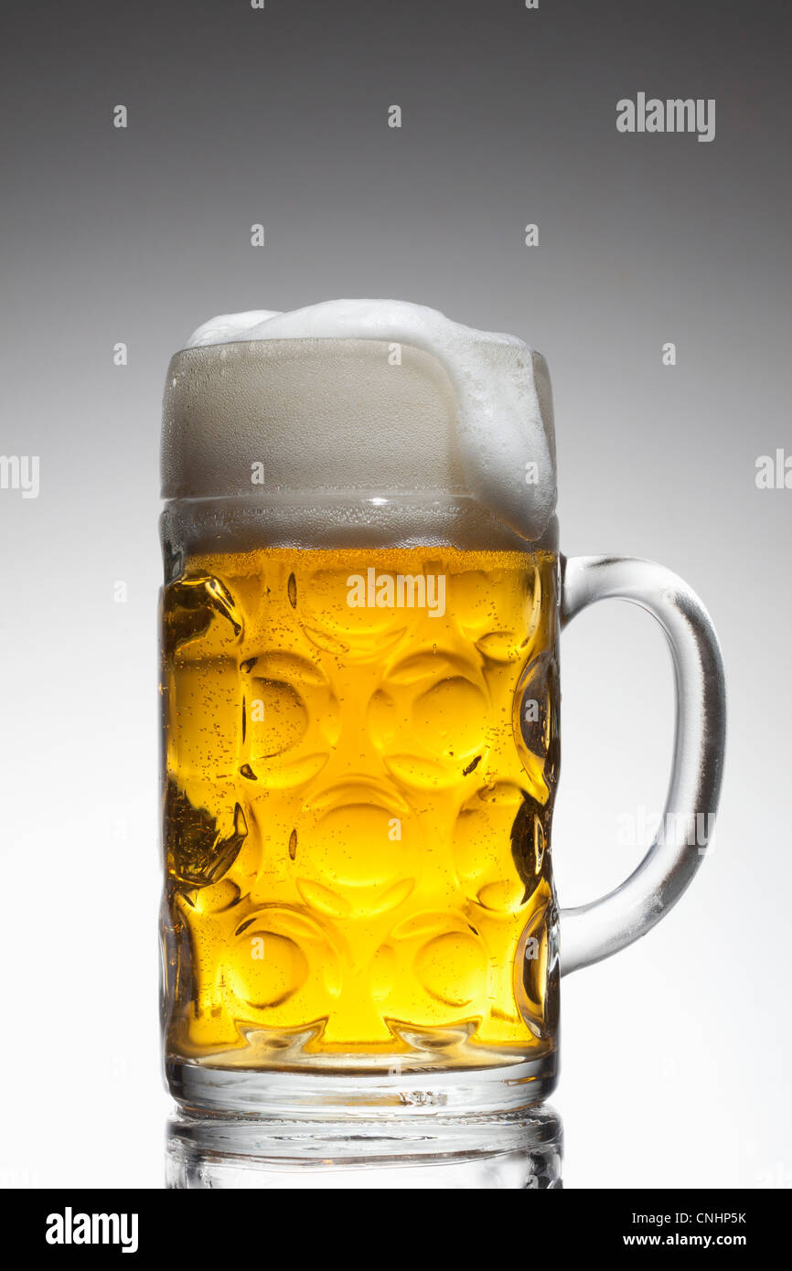 Una tazza di vetro di birra Foto Stock
