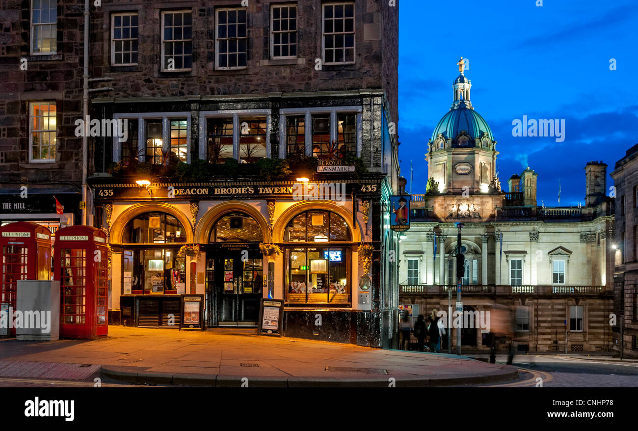 Scozia, Edimburgo - il famoso pub Deacon Brodies sul Royal Mile, scena di strada Foto Stock