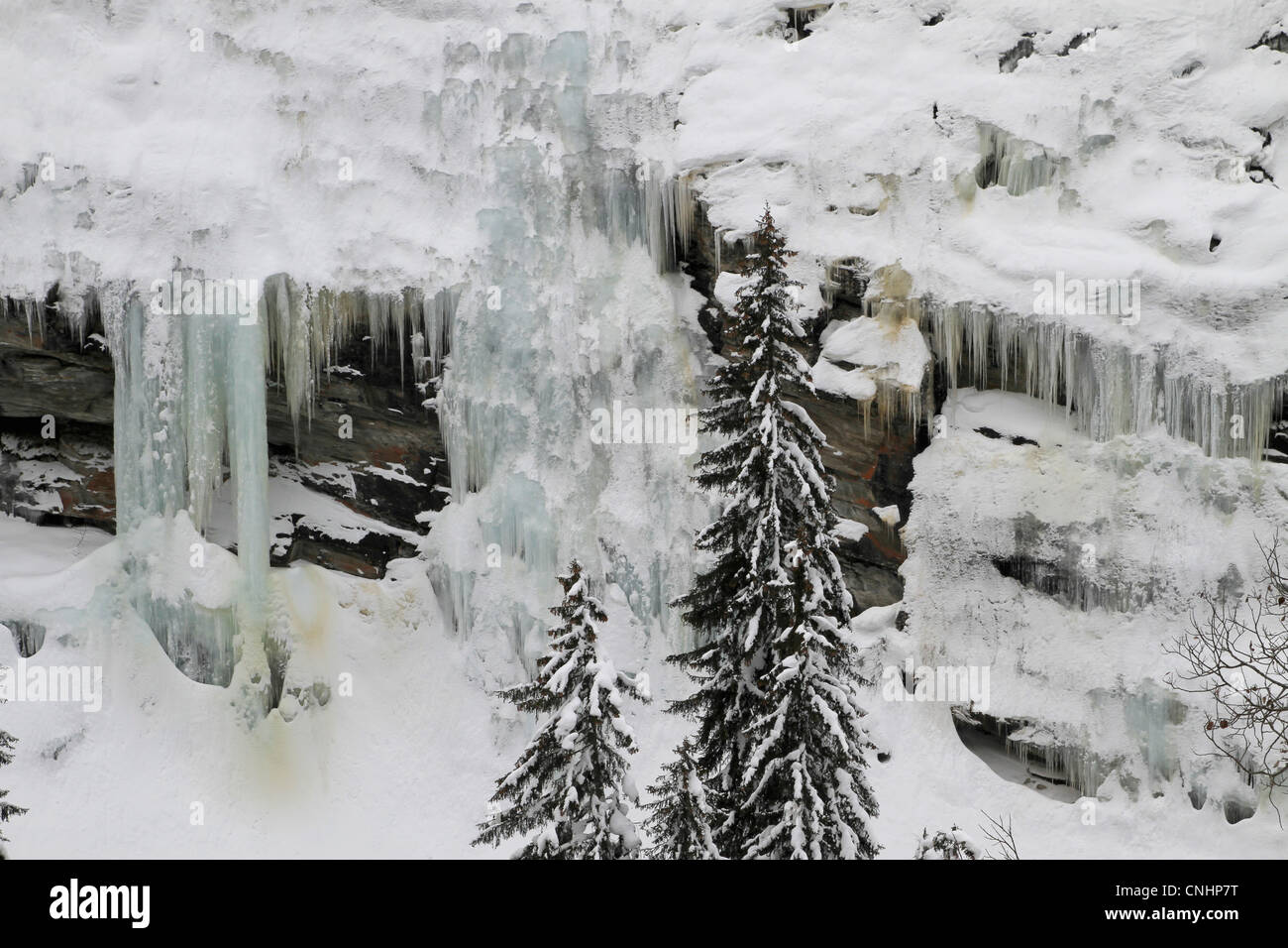 Cascate di ghiaccio e ghiaccioli dal lato montagna Foto Stock