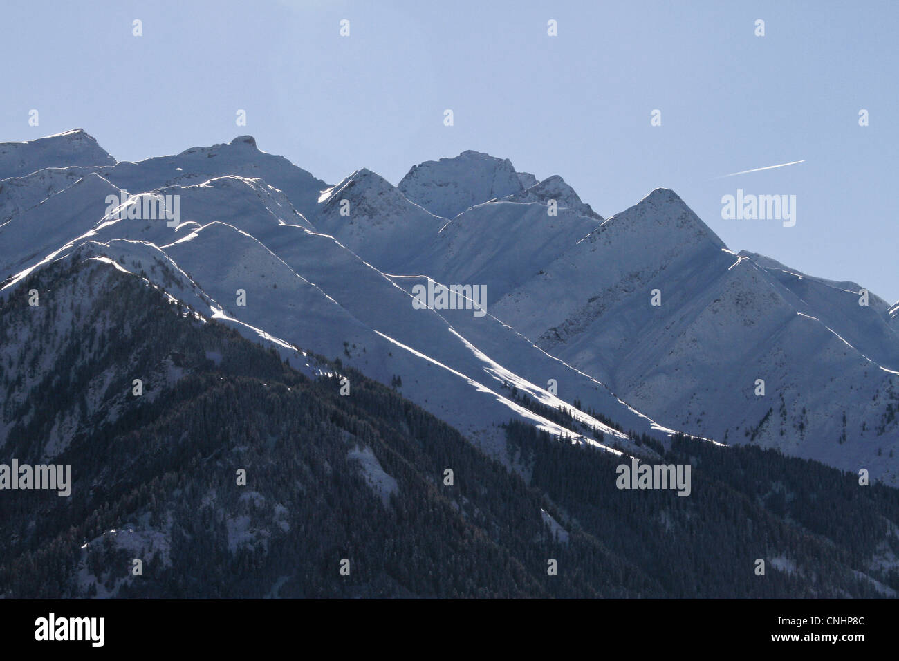 Snow-capped montuosa con vapore il sentiero del piano in background Foto Stock