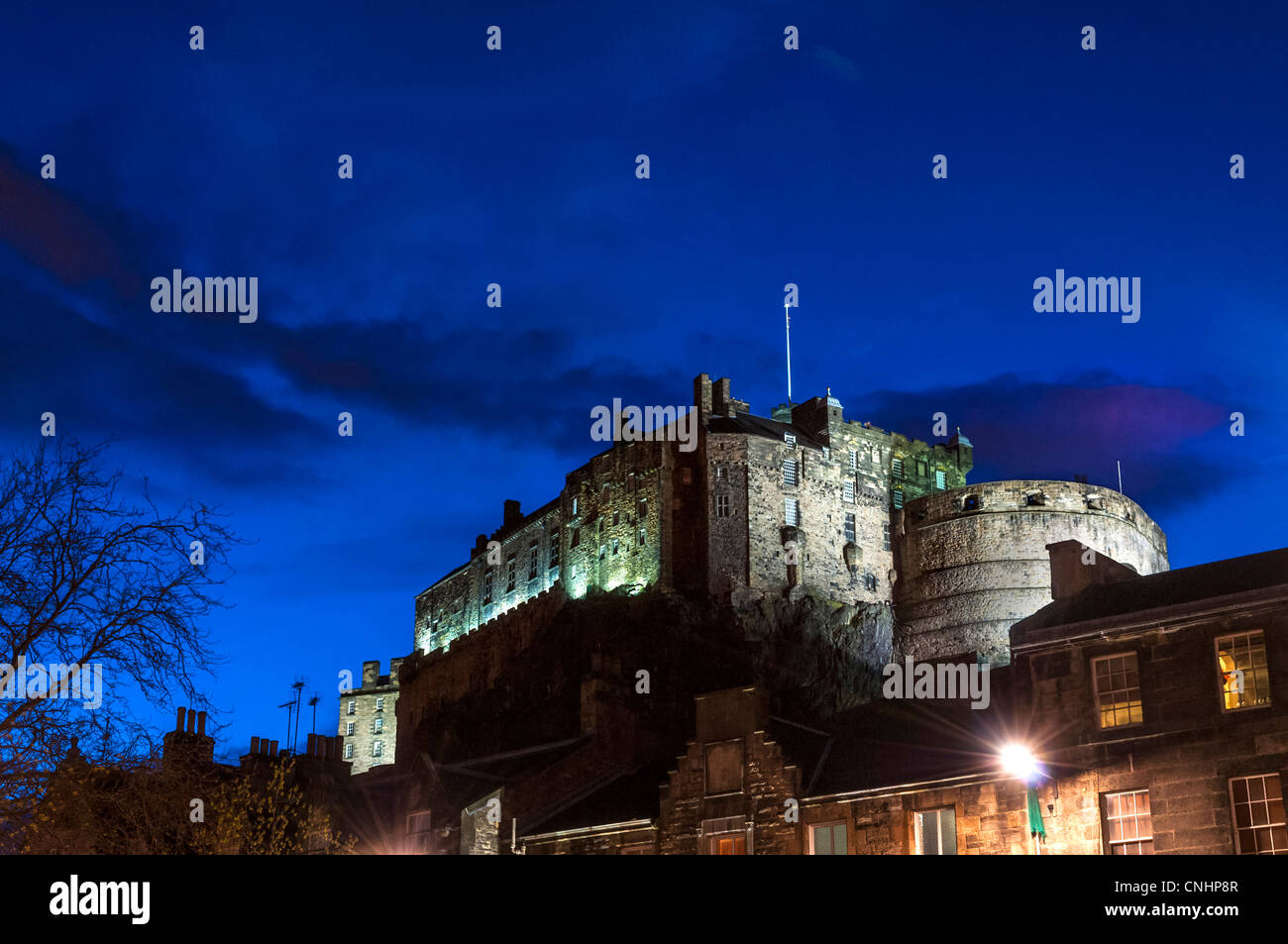 Il Castello di Edimburgo dal Grassmarket di notte Foto Stock