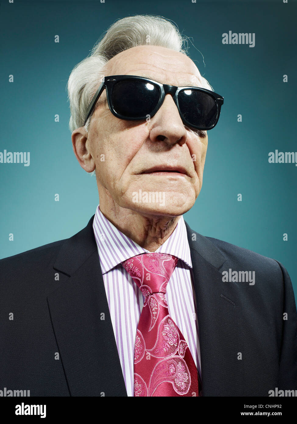 Un elegante uomo senior indossando occhiali da sole Foto Stock