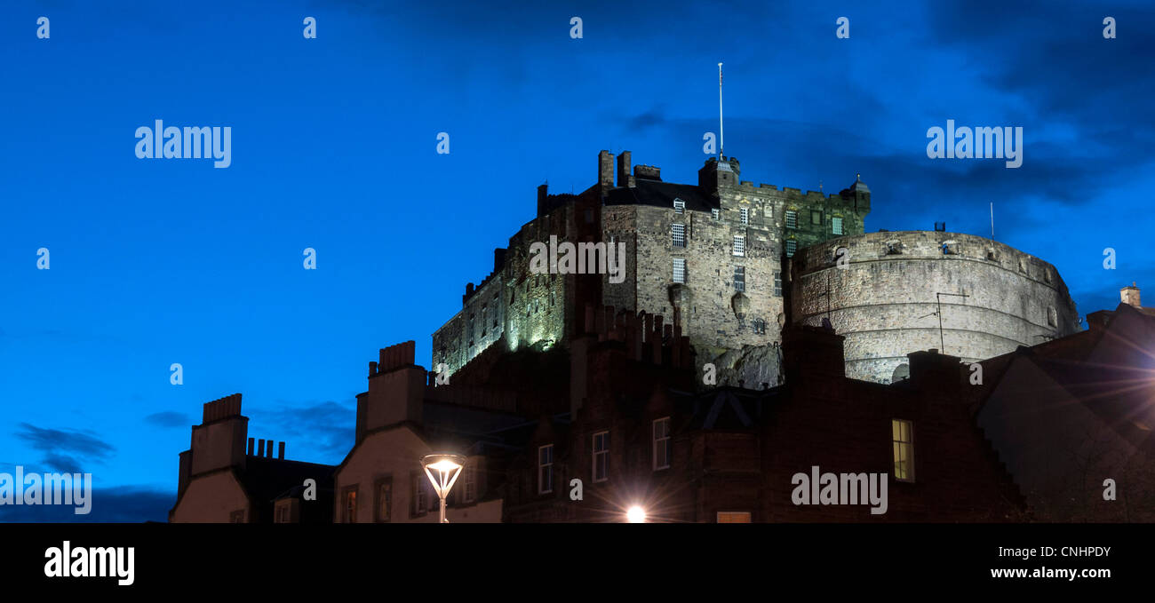 Il Castello di Edimburgo dal Grassmarket di notte Foto Stock