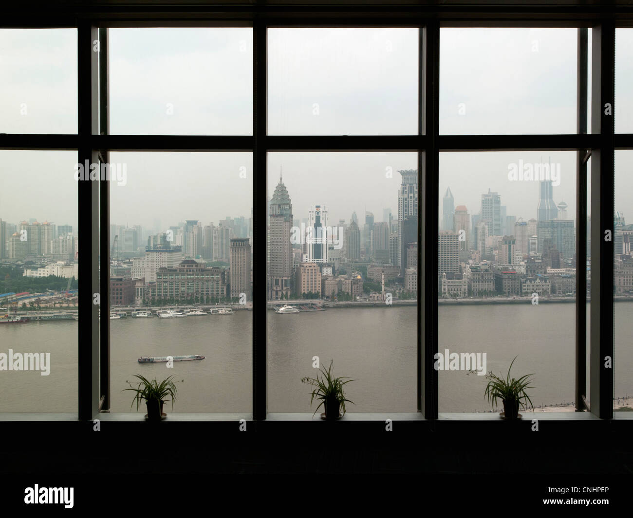 Lo skyline di Shanghai visto attraverso la finestra Foto Stock