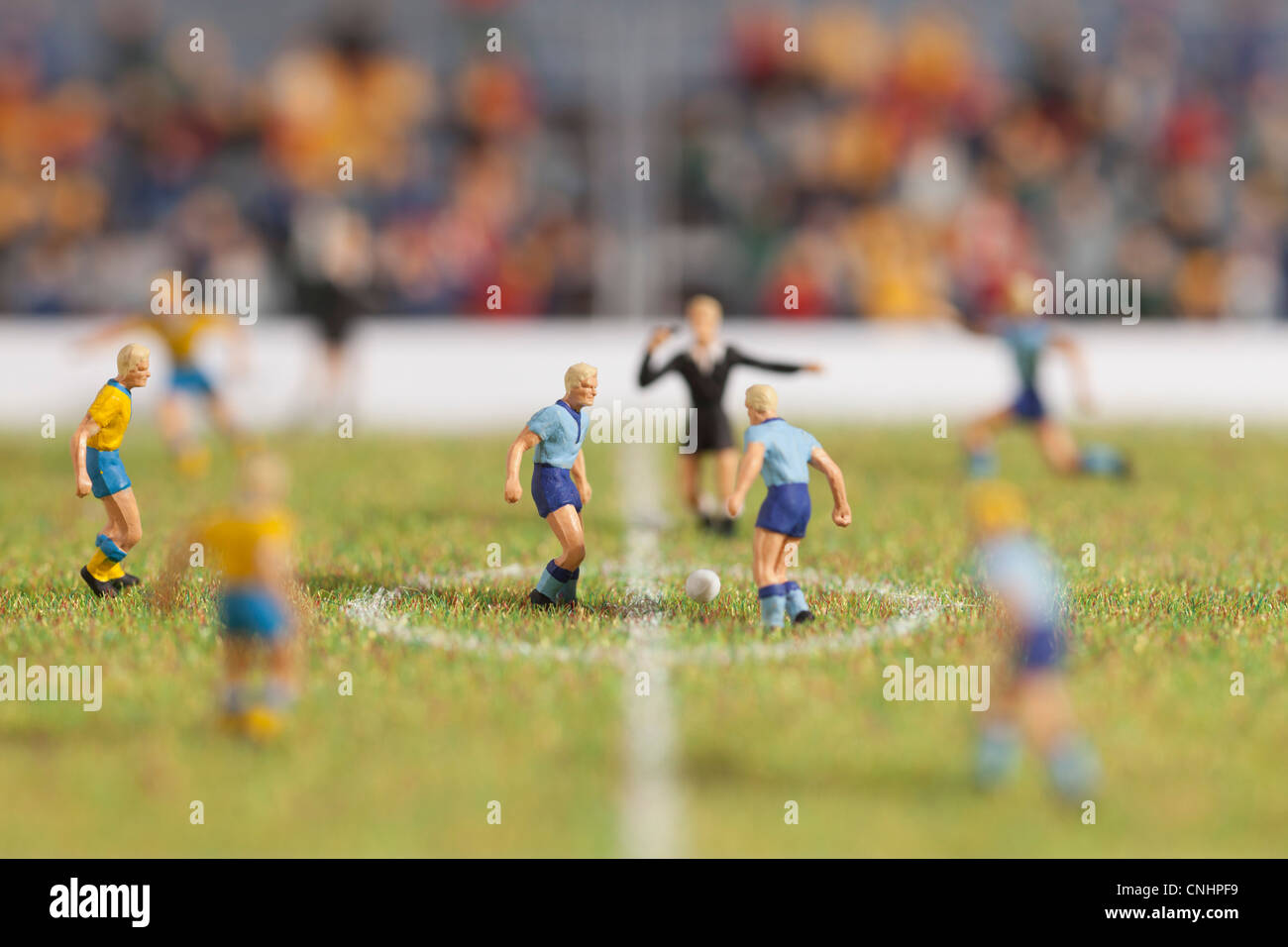 Calcietto player figurine presso il kick-off di una partita di calcio Foto Stock