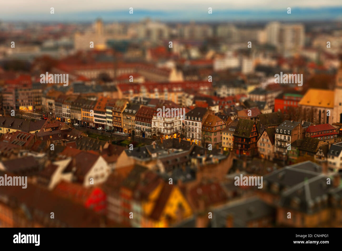 Tilt-shift di un abbondanza di edifici di appartamenti in un quartiere residenziale, Strasburgo, Francia Foto Stock