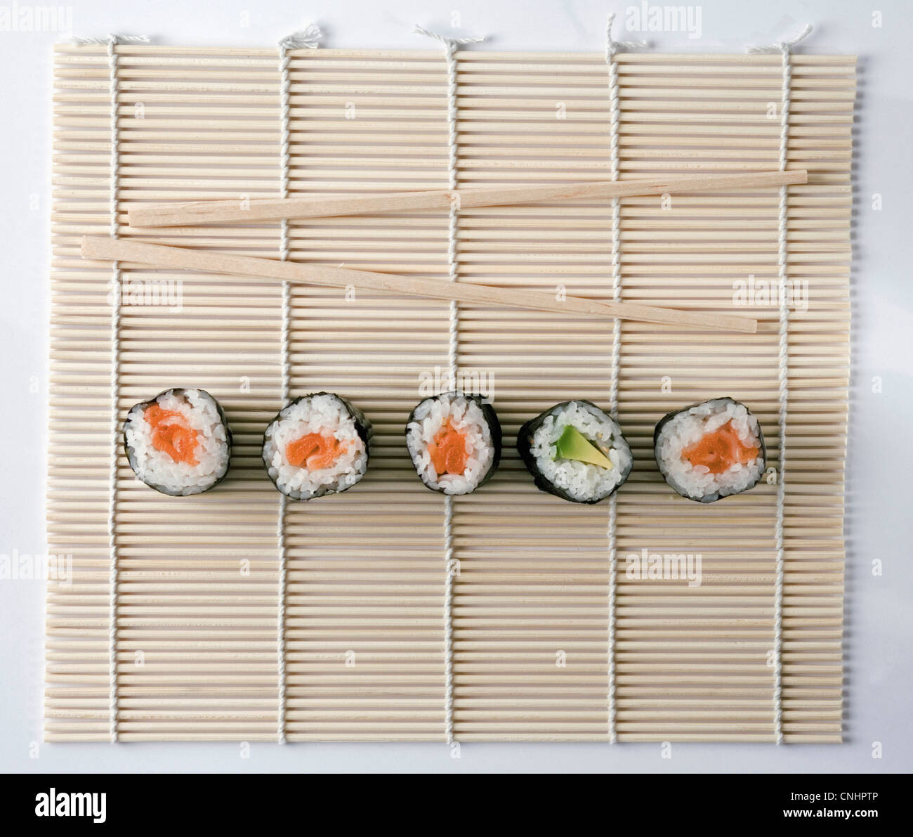 Il Sushi e bacchette su una stuoia in legno Foto stock - Alamy