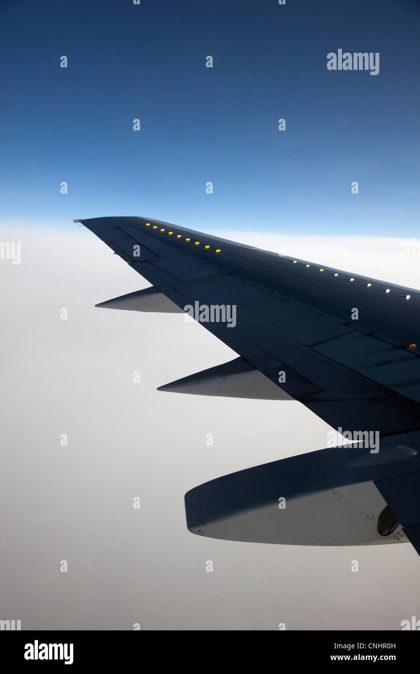 L'ala di un aeroplano a mezz aria Foto Stock