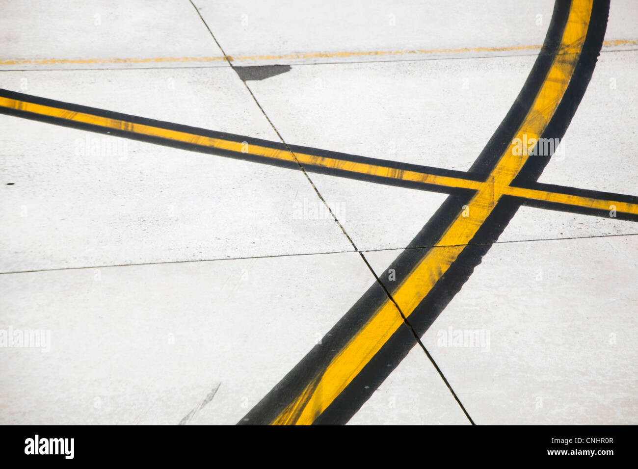 La segnaletica stradale orizzontale su un aereo pista Foto Stock