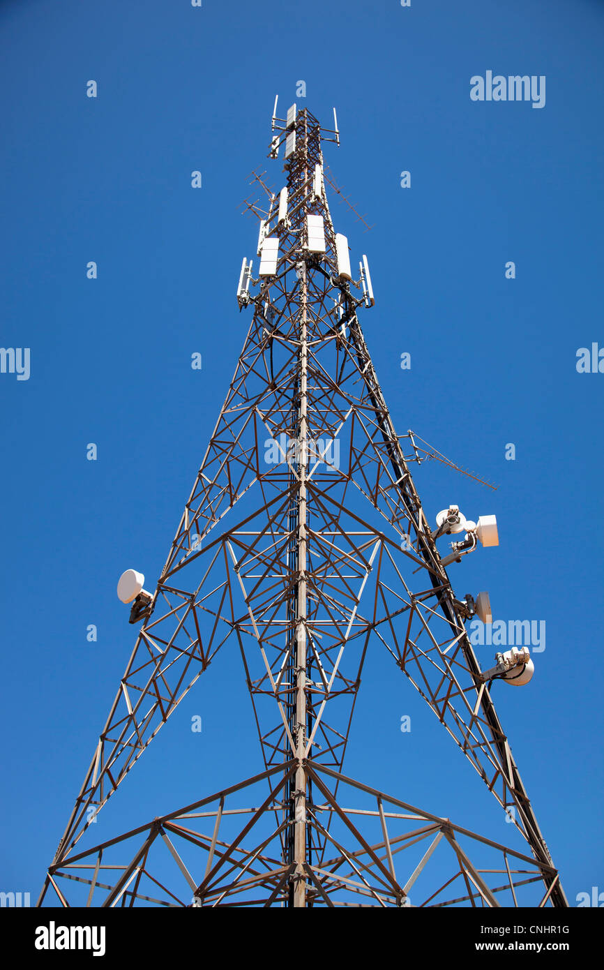 Una torre di comunicazioni a basso angolo di visione Foto Stock