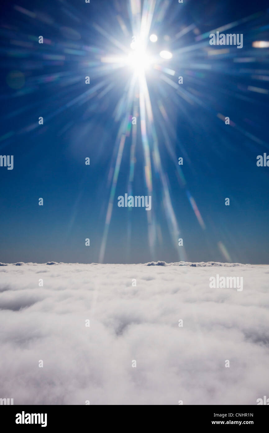Il sole che splende su una cloudscape Foto Stock