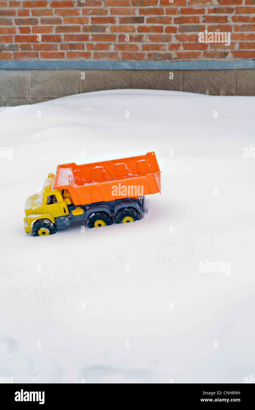 Toy Dumper nella neve Foto Stock