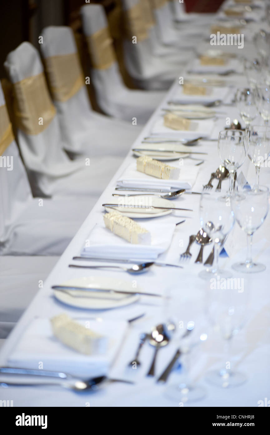 La prima colazione di nozze tavoli reception con candele, regali, favori e decorazioni per la sposa e lo sposo con il nome di posizionare le schede Foto Stock