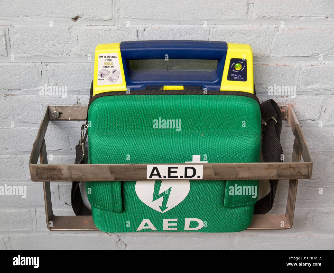 I defibrillatori di emergenza attrezzature cpr può essere trovato in molti luoghi nei Paesi Bassi Foto Stock