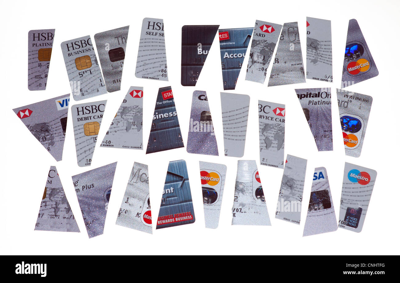 Tagliare le carte di credito per ridurre il debito. I nomi e i dettagli del conto prelevato in Photo-Shop per la sicurezza. Foto Stock