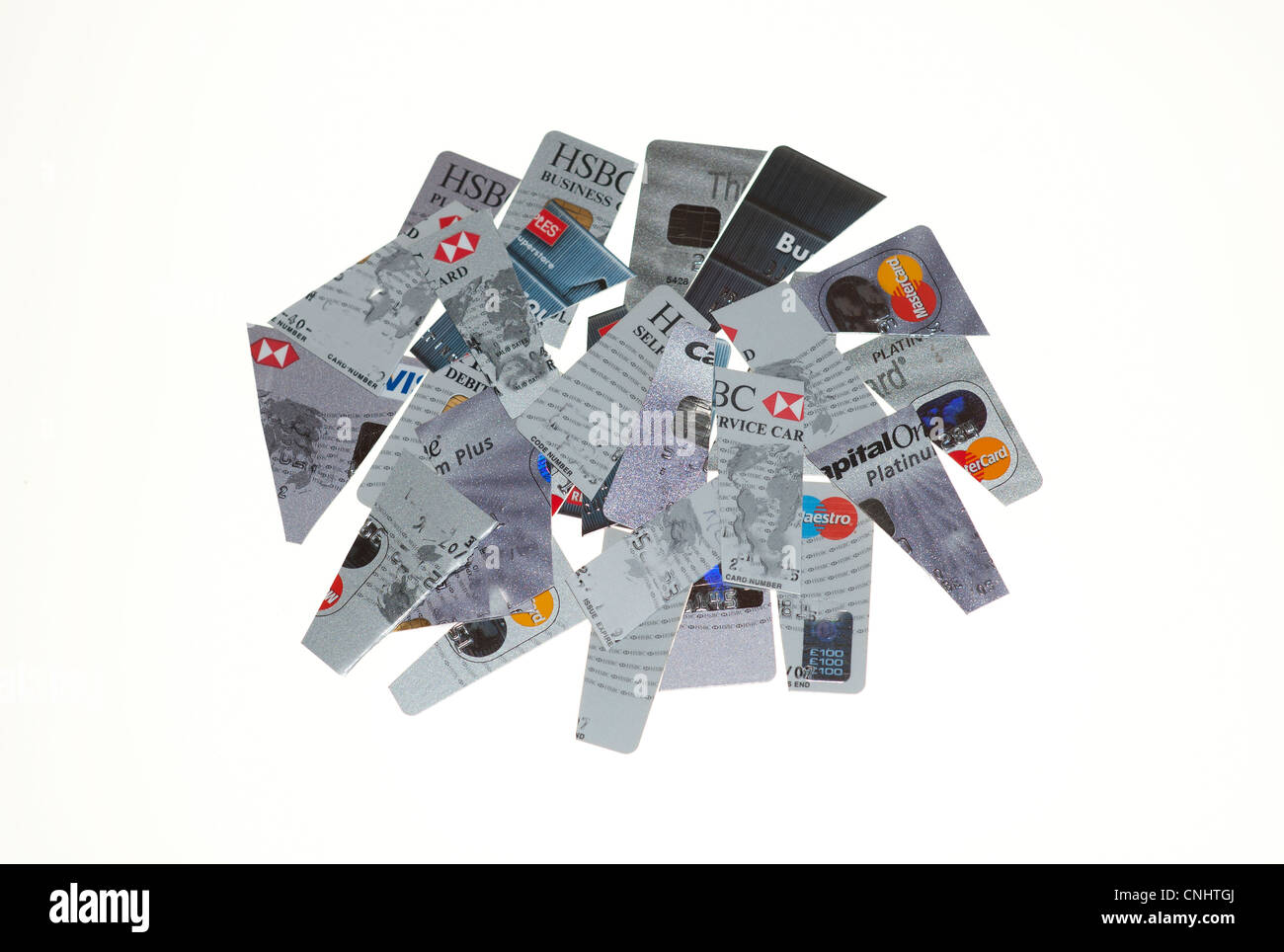 Tagliare le carte di credito per ridurre il debito. I nomi e i dettagli del conto prelevato in Photo-Shop per la sicurezza. Foto Stock