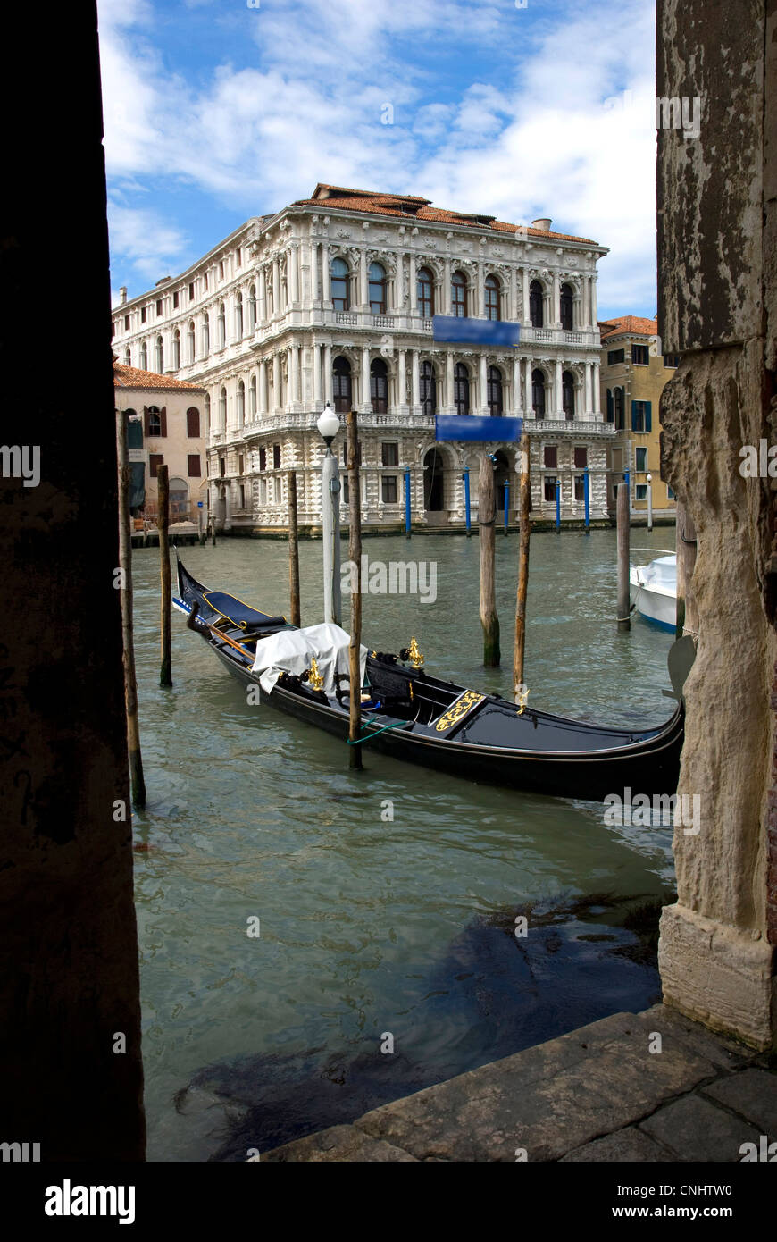 Canale veneziano con piccola imbarcazione per la porta anteriore, Venezia Foto Stock