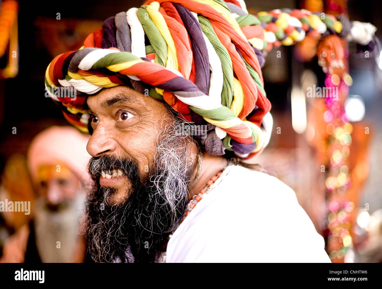 Sadhuin anteriore della Brahma temple,Pushkar con enormemente grande turbante fatto di 80 metri di lunghezza pezzi di materiale,durante la fiera di Pushkar Foto Stock