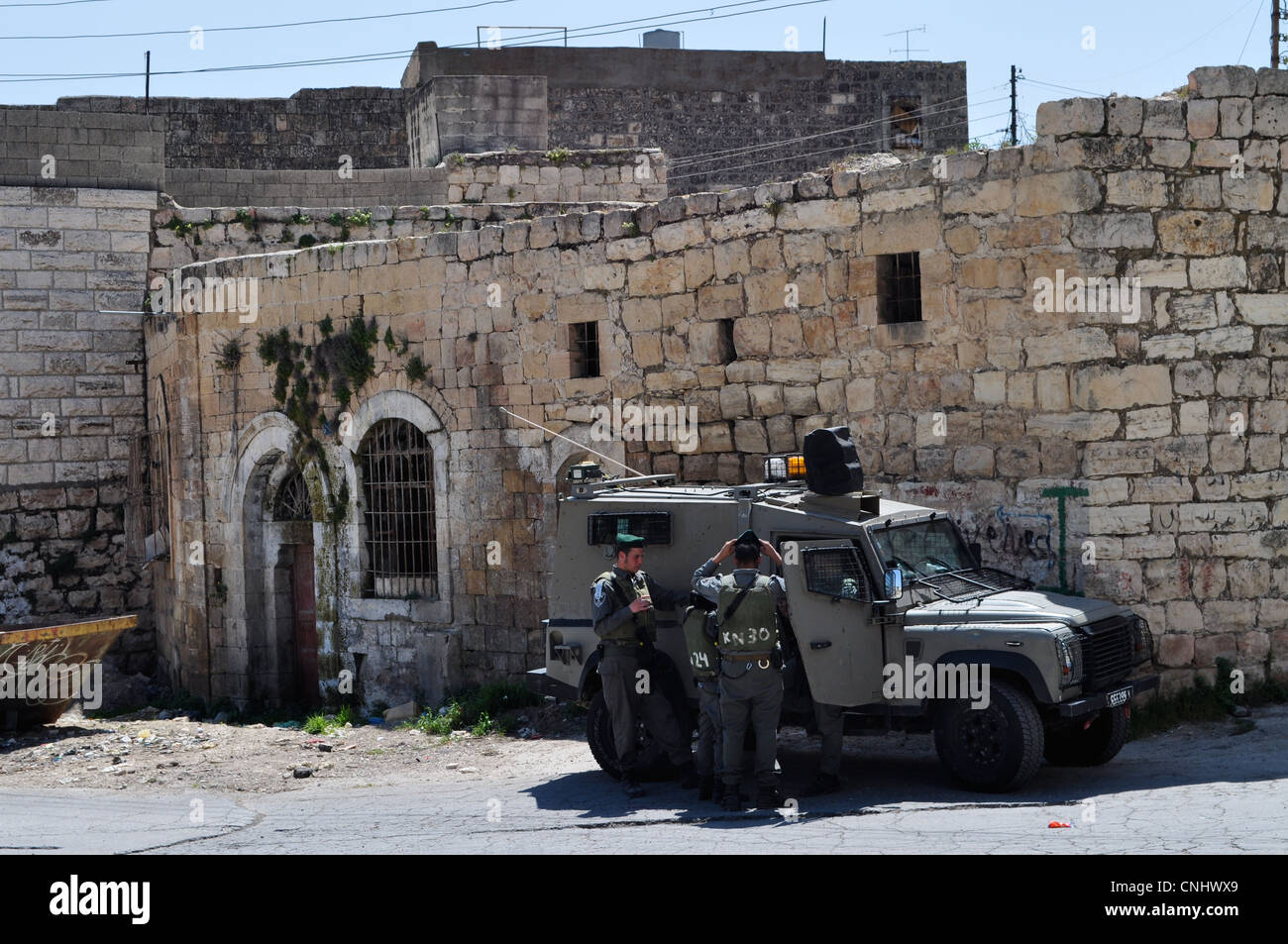 Soldati israeliani ad una nuova sicurezza di Hebron il punto dove i coloni aveva acquistato una casa araba. Foto Stock