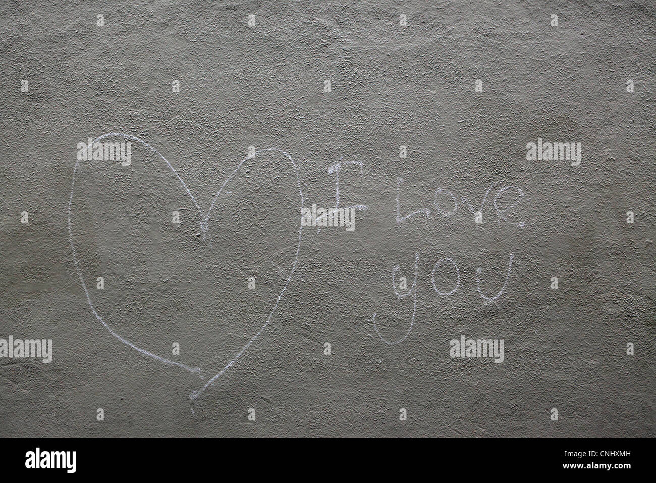 "Ti amo" e cuore scritta/disegnati sul muro grigio in gesso bianco, Williamsburg, NYC, STATI UNITI D'AMERICA Foto Stock