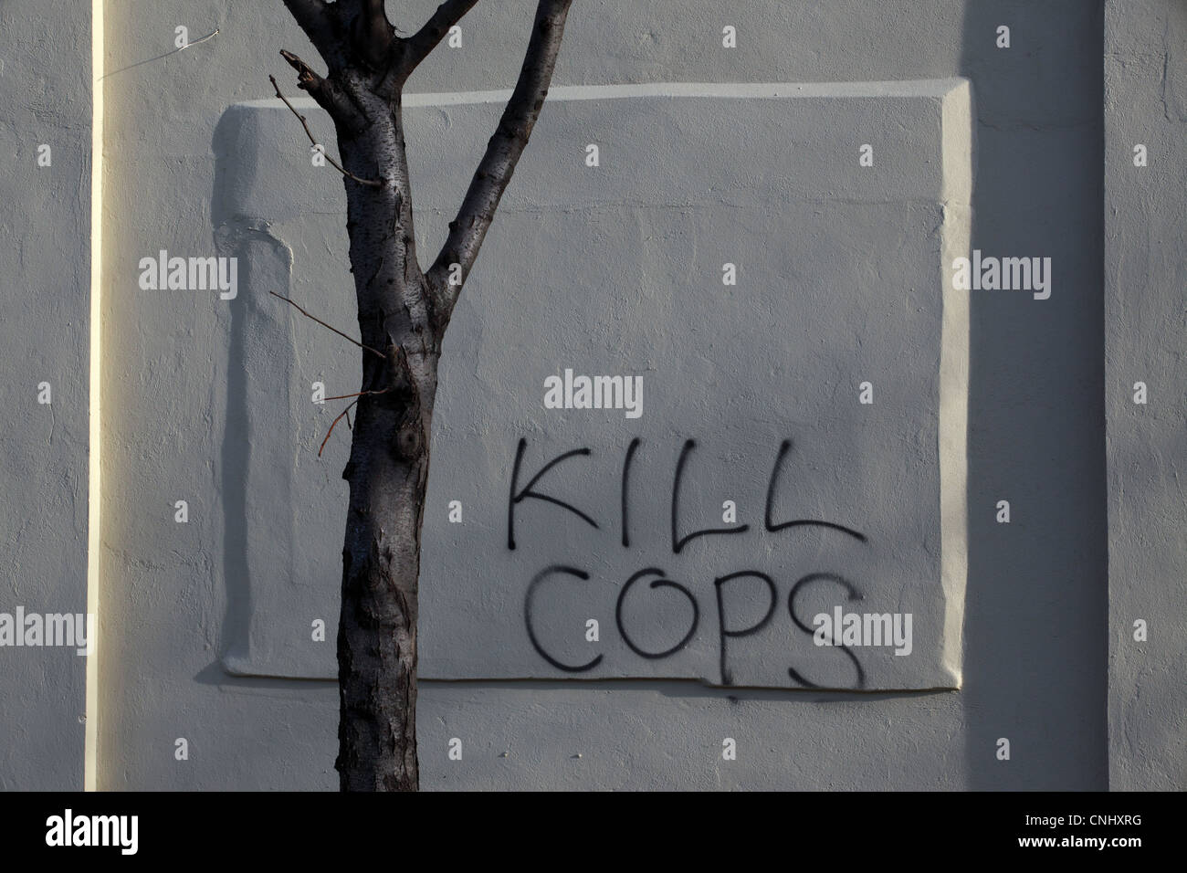 Violento odioso graffiti di incitamento alla violenza o omicidio, 'Kill Cops", scritta sul muro in Williamsburg, Brooklyn, New York, Stati Uniti d'America Foto Stock