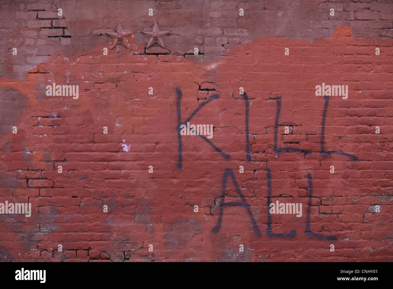 Violento odioso graffiti di incitamento alla violenza o omicidio, 'uccidere tutti i", scritta sul muro rosso a Williamsburg, Brooklyn, New York, Stati Uniti d'America Foto Stock
