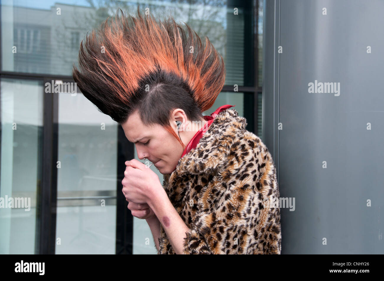 Studente punk di fumare Foto Stock
