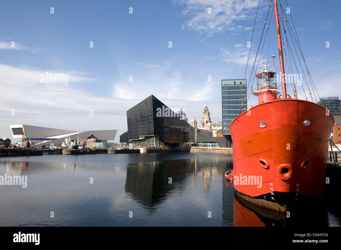 Vista del lungomare verso Museum di Liverpool e il Royal Liver Building, Liverpool, Regno Unito Foto Stock