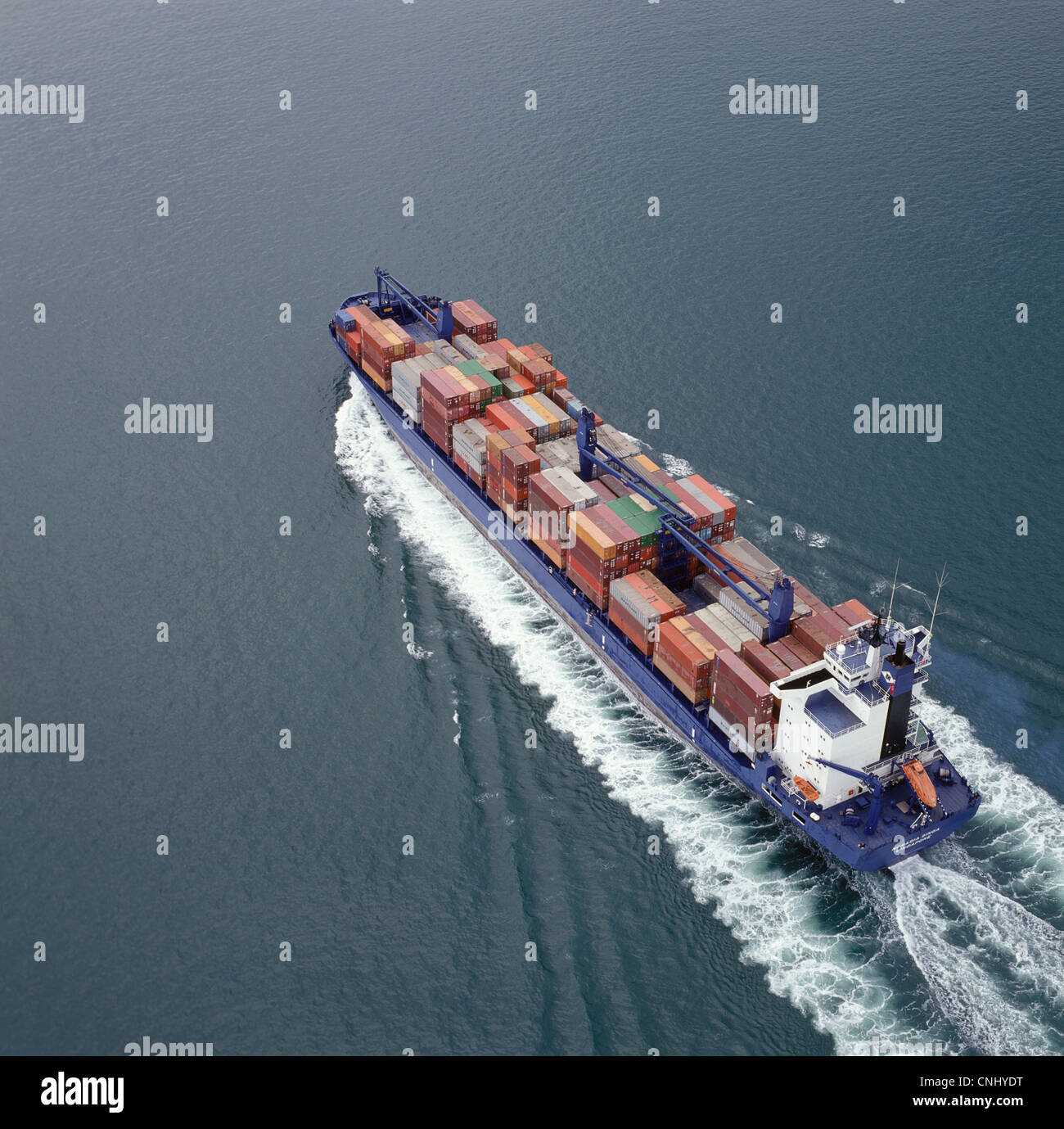 Contenitore nave in mare Foto Stock