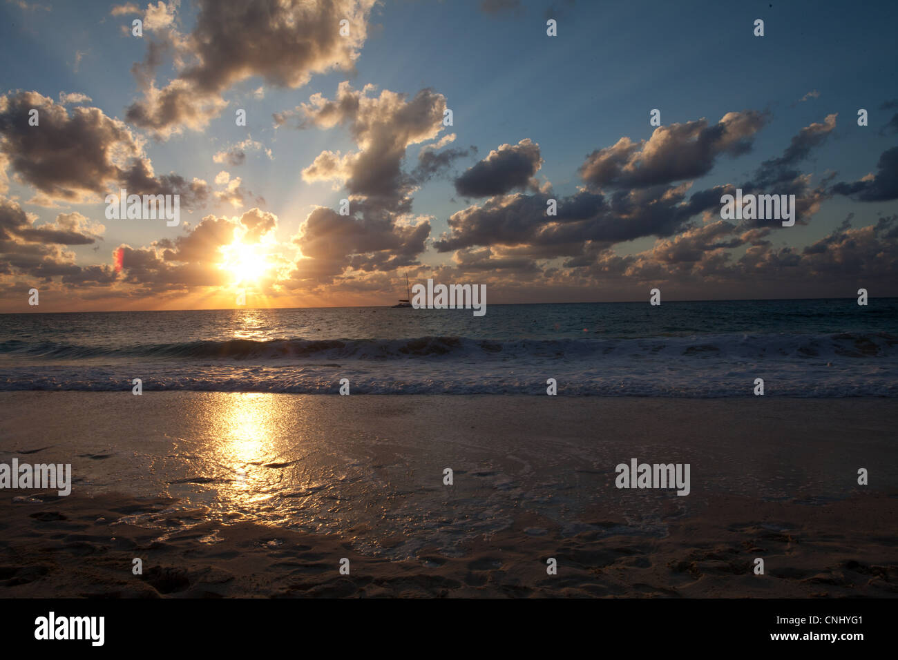 Tramonto e lavaggio del mare sulla spiaggia, Grand Cayman, Isole Cayman Foto Stock