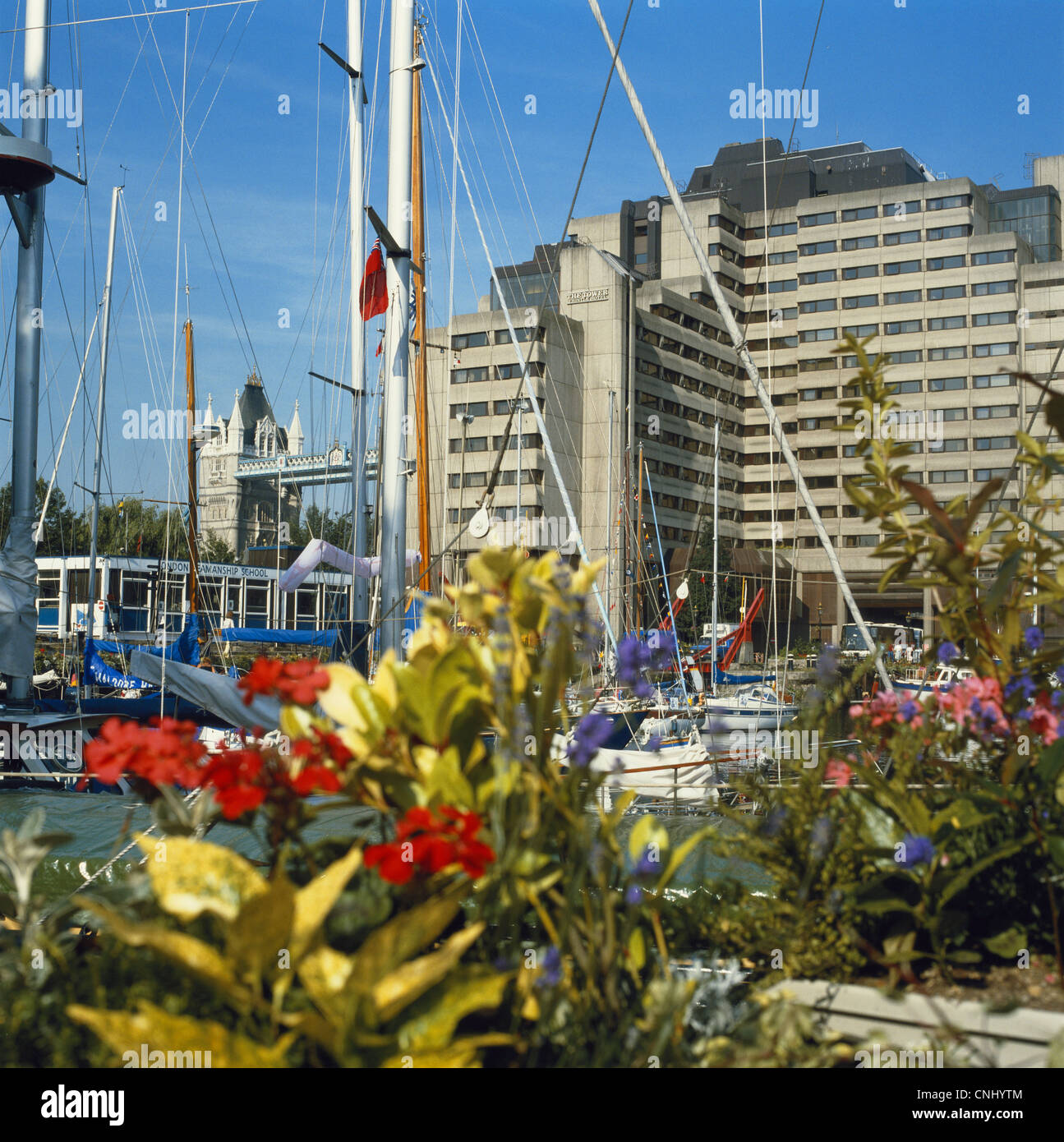 Il Tower Hotel si affaccia il Tower Bridge St Katharine Dock Londra UK GB Foto Stock