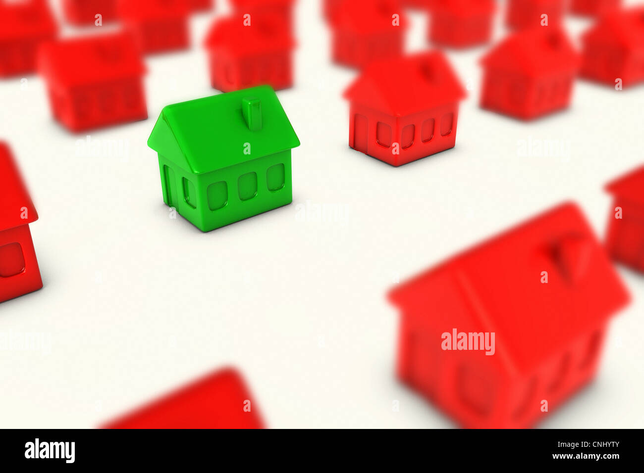 Una casa verde tra molte case rosse Foto Stock