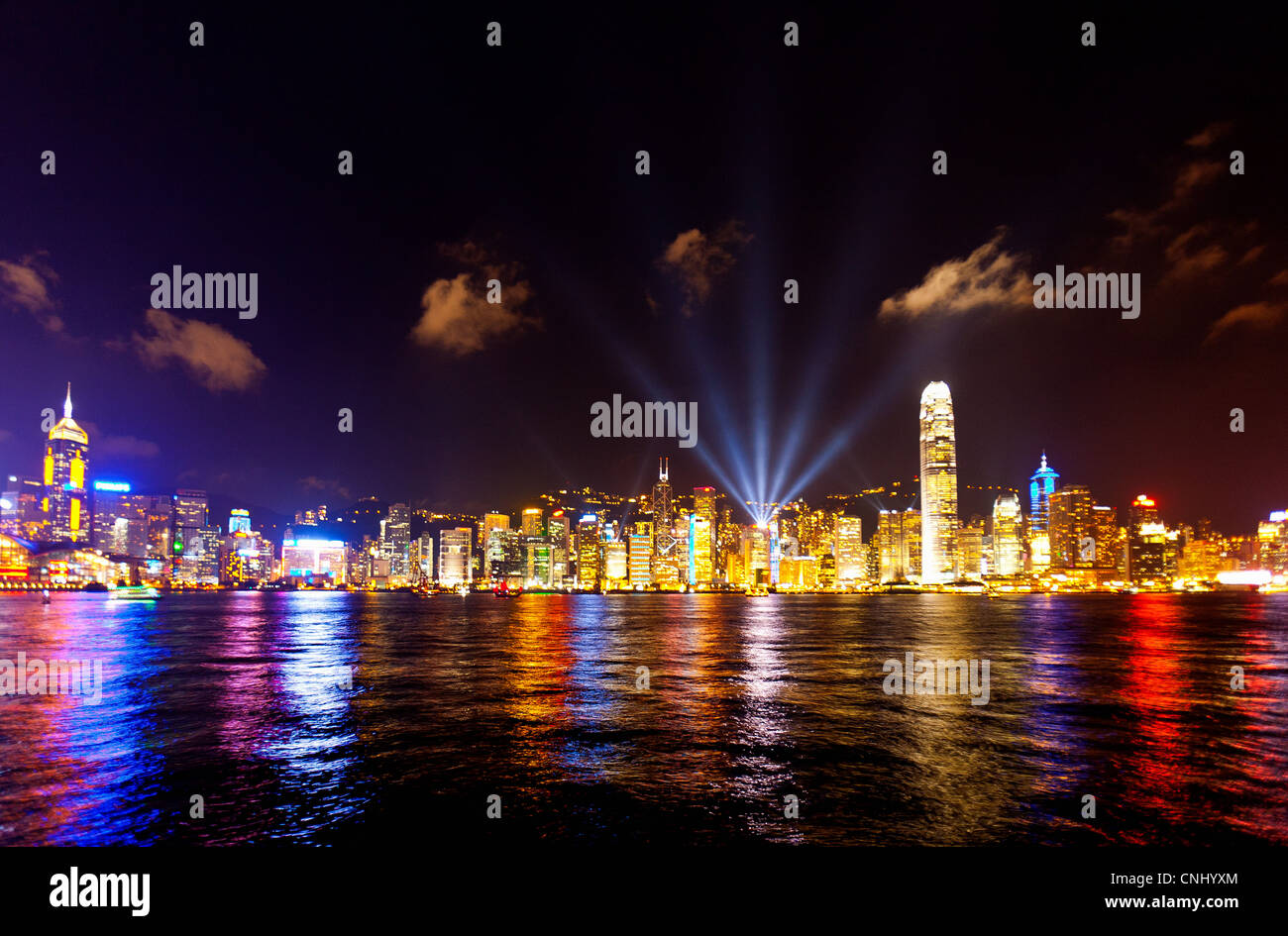 Skyline di Victoria Harbour di notte, Hong Kong Foto Stock