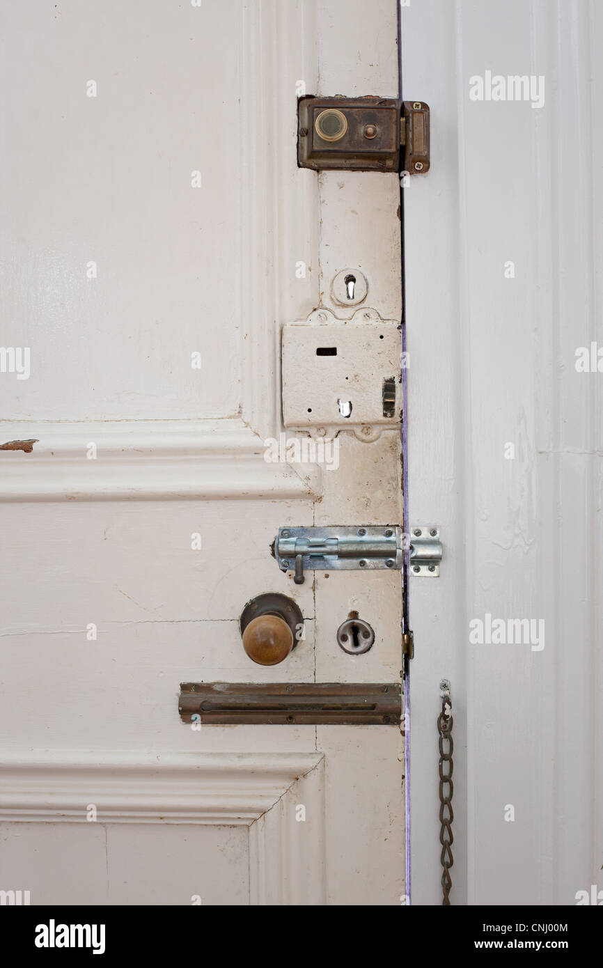 Porta con Molti lucchetti e viti Foto Stock