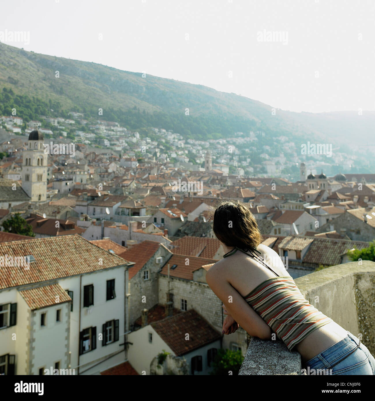 Giovane donna si affaccia su Dubrovnik, Croazia Foto Stock