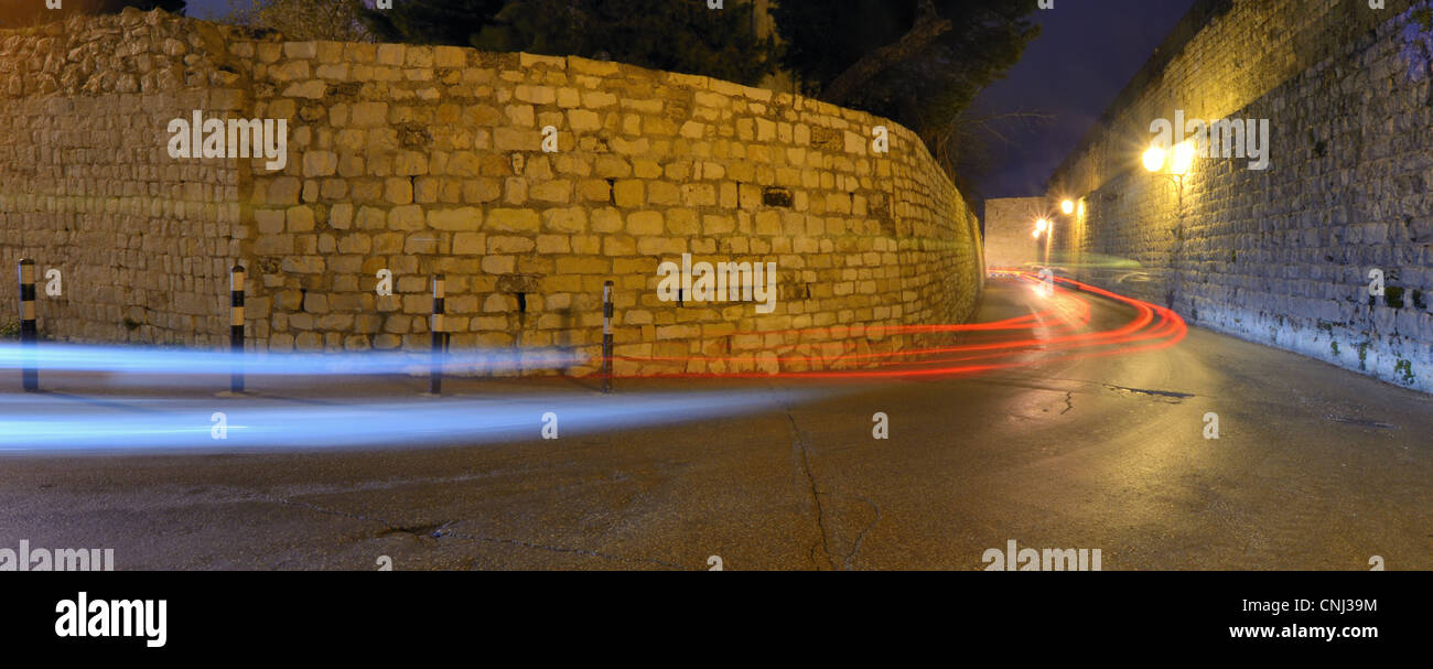Sentieri di luce dai veicoli in transito attraverso gli stretti corridoi nella Città Vecchia di Gerusalemme, Israele. Foto Stock