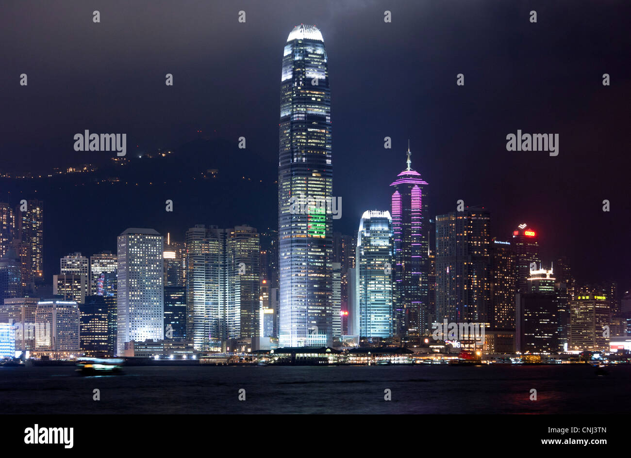 Vista da Kowloon presso la sera la luce laser show sui grattacieli sull isola di Hong Kong, Hong Kong Foto Stock