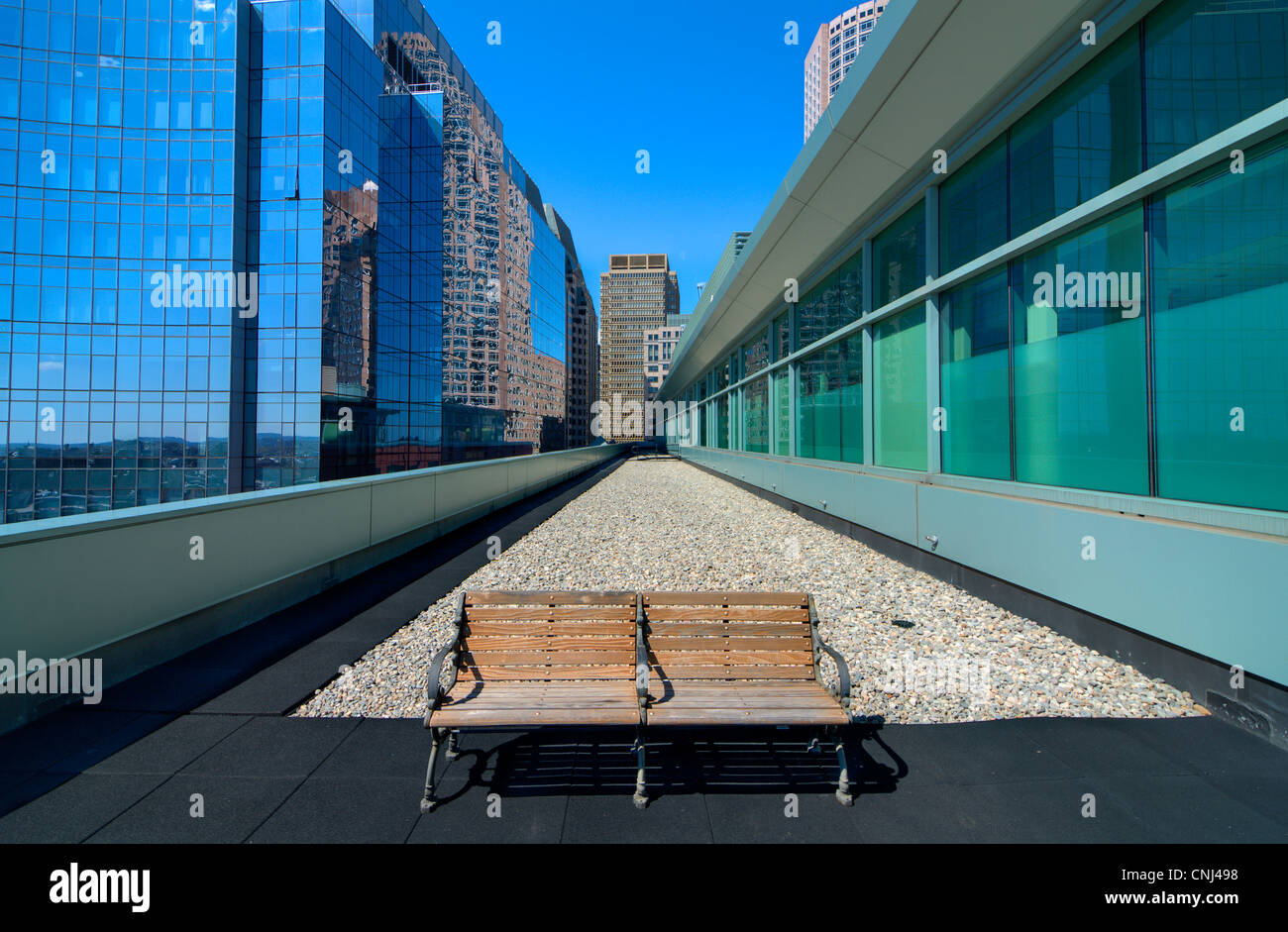 Panca tra gli edifici di Boston, Massachusetts. Foto Stock