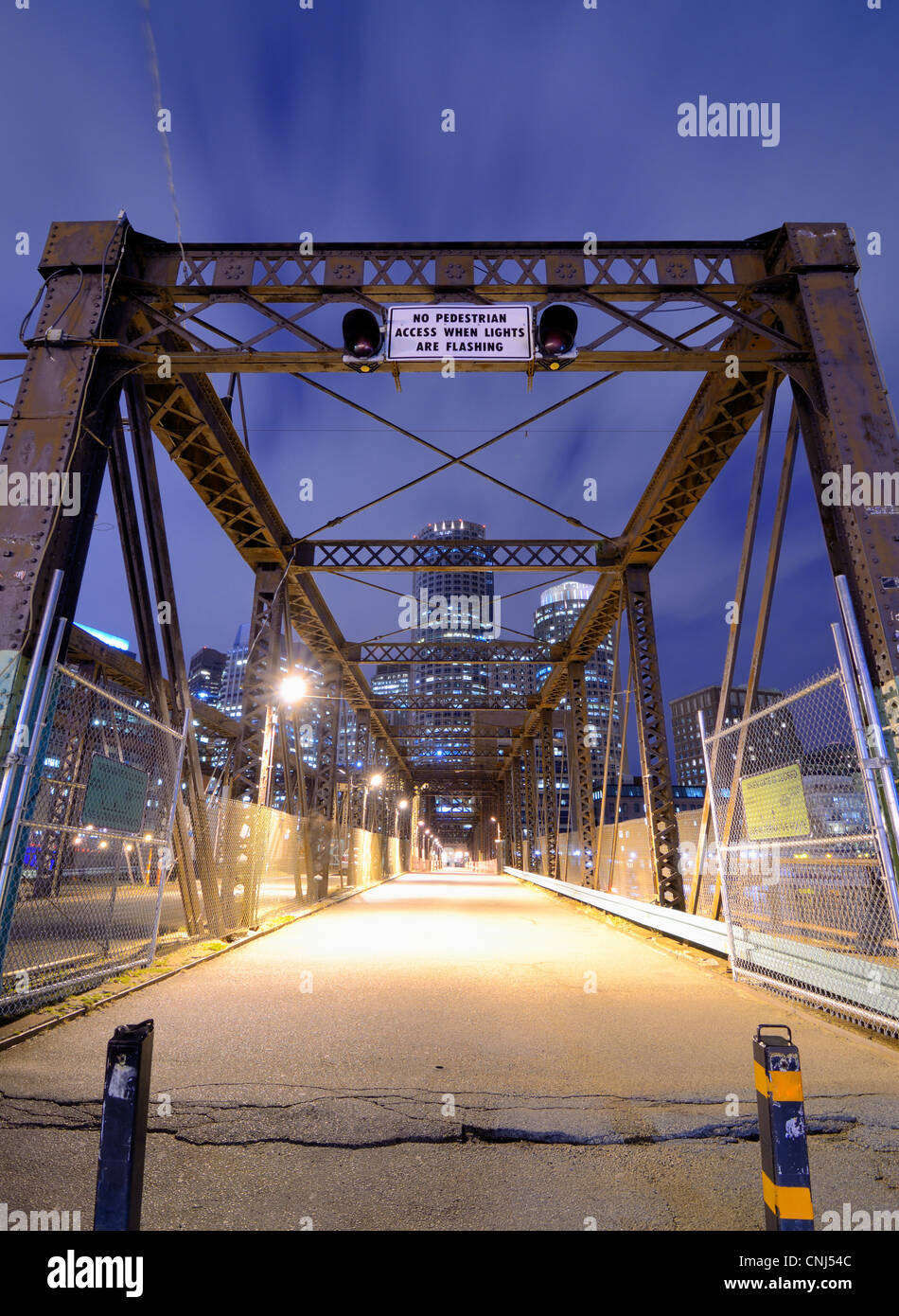 Ponte pedonale nel quartiere finanziario di Boston, Massachusetts vista dal porto di Boston. Foto Stock