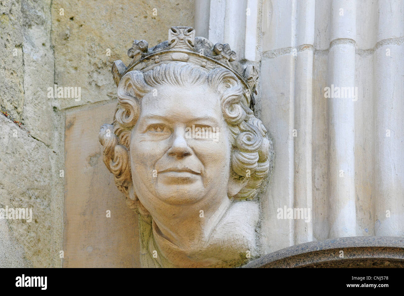 Testina scolpita di Sua Maestà la Regina Elisabetta II sulla porta occidentale o di Galilea di Chichester Cathedral. Foto Stock