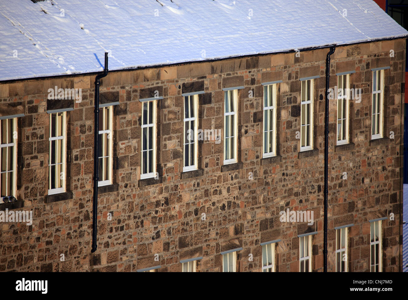 Coperta di neve sul tetto sulla parte superiore di un edificio vittoriano in Paisley, Scozia Foto Stock